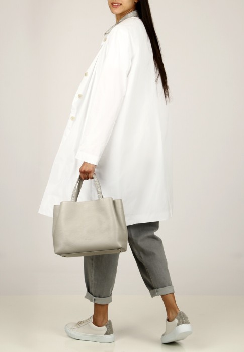 Товар белого цвета с внутренней стороны