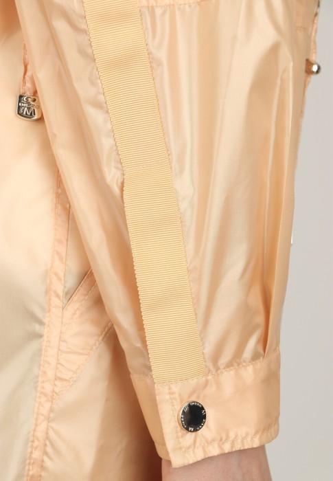 Товар бежевого цвета с внутренней стороны