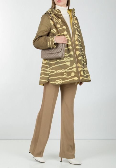 Товар зеленого цвета с внутренней стороны