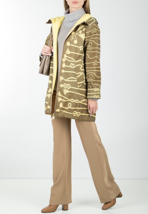 Товар зеленого цвета с внутренней стороны