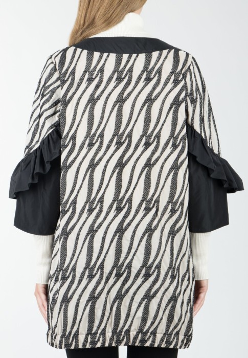 Товар бежевого цвета с внутренней стороны