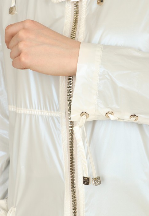 Товар белого цвета с внутренней стороны