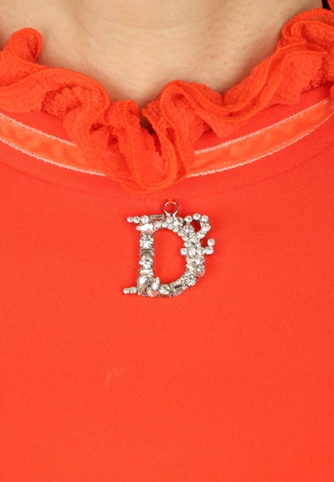 Товар красного цвета с внутренней стороны