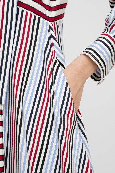 платье  дизайнерского кроя из вискозы спереди