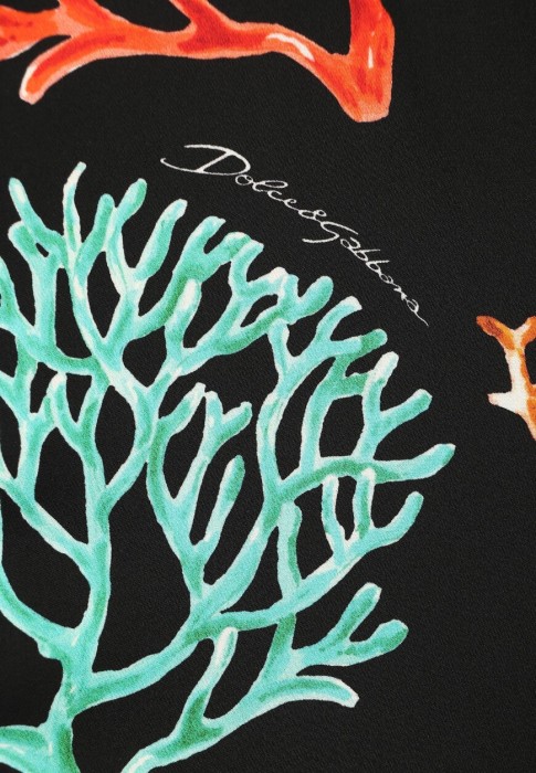 Товар черного цвета с внутренней стороны