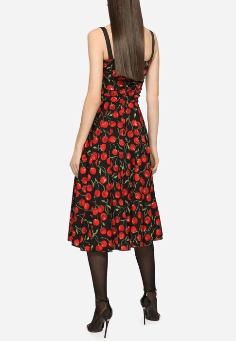 Товар красного цвета с внутренней стороны