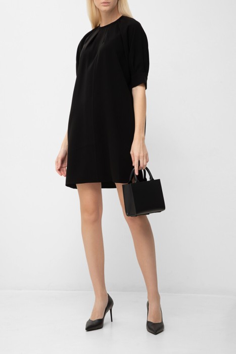 Товар черного цвета с внутренней стороны