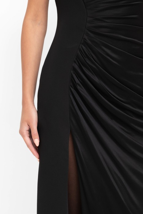 Товар черного цвета с внутренней стороны