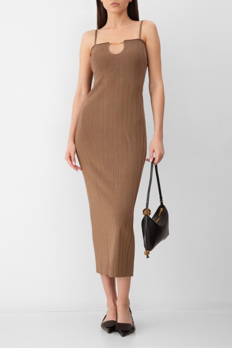 Товар коричневого цвета с внутренней стороны