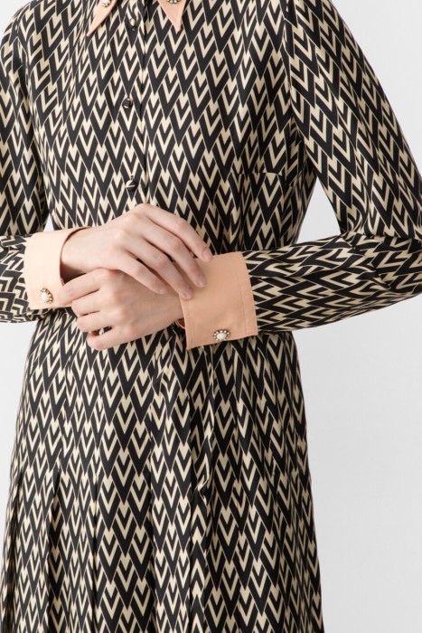 Товар черного цвета с внутренней стороны