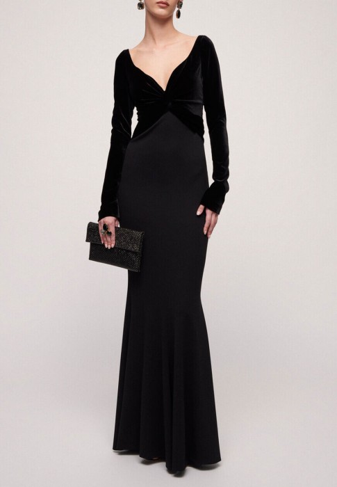 Товар черного цвета с внутренней стороны