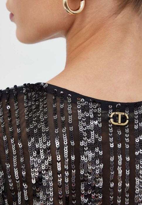 Товар черного цвета с внутренней стороны