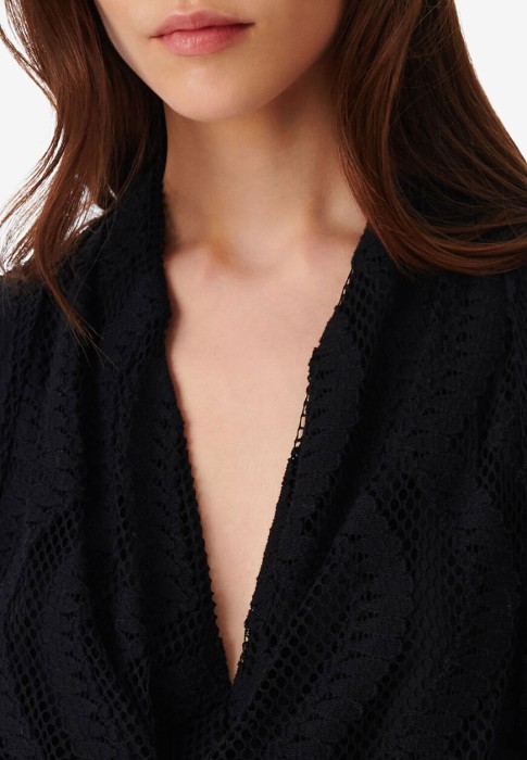 Товар черного цвета с внутренней стороны