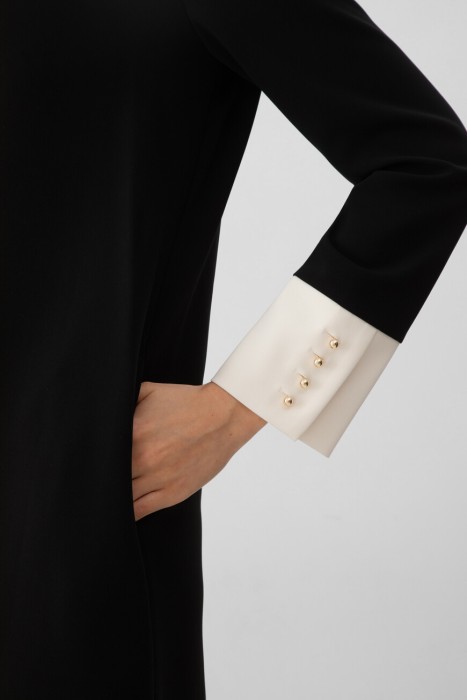 Товар черного цвета с внутренней стороны