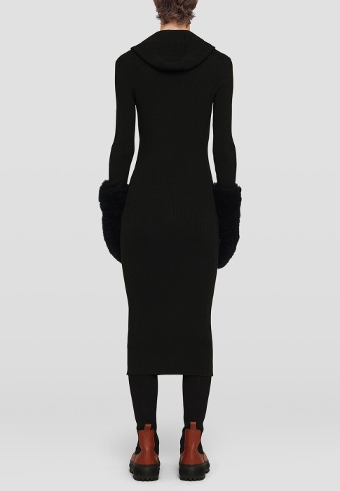 Товар черного цвета с внутренней стороны