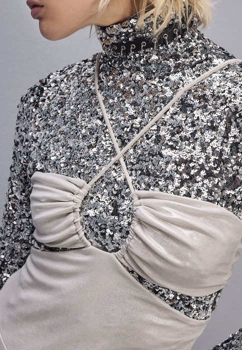 Товар белого цвета с внутренней стороны