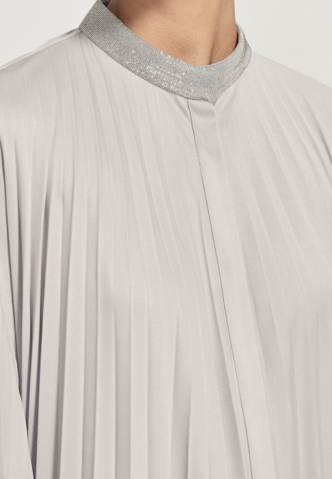 Товар серого цвета с внутренней стороны