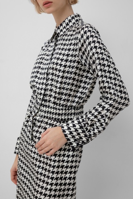 Товар черного цвета с внутренней стороны