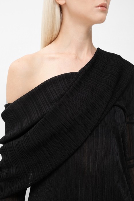 Товар черного цвета с внутренней стороны