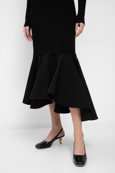 Товар черного цвета с внутренней стороны