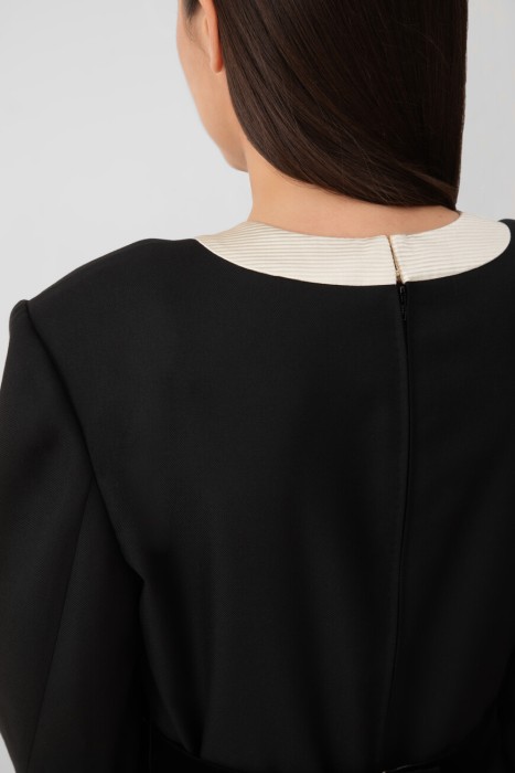 Товар черного цвета с внутренней стороны