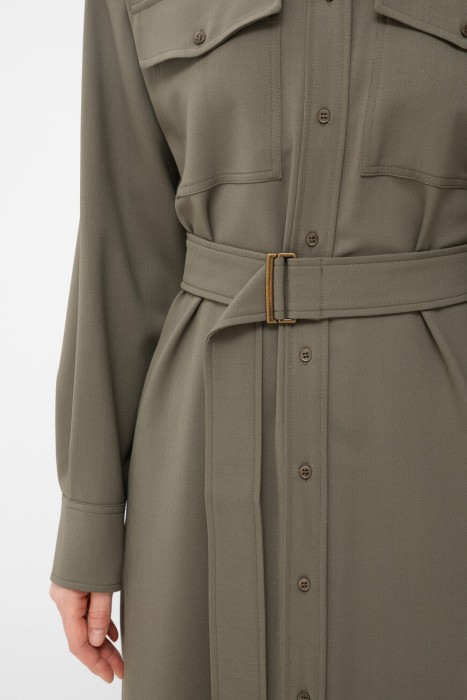 Товар хаки цвета с внутренней стороны