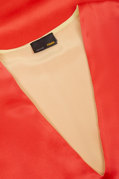 Товар красного цвета с внутренней стороны