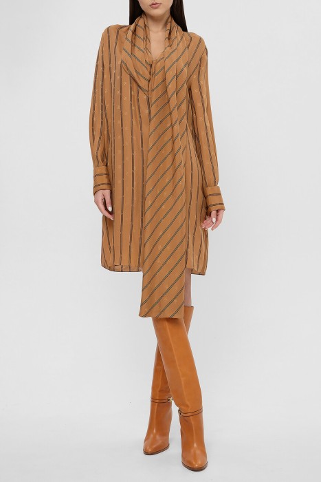 Товар коричневого цвета с внутренней стороны