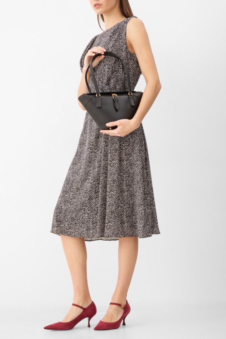 Товар черного цвета с внутренней стороны