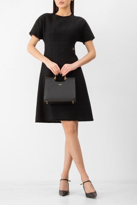 Товар черного цвета с внутренней стороны