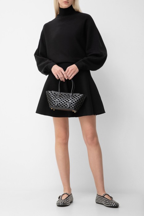 Товар черного цвета с внутренней стороны