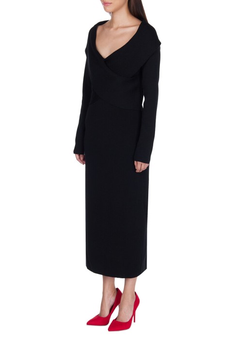 Товар черного цвета с внутренней стороны