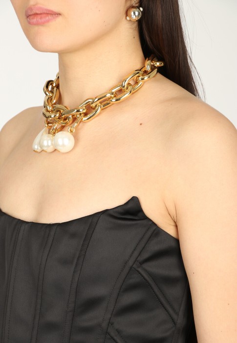 Товар черного цвета с внутренней стороны