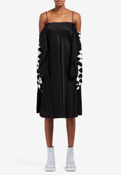 Товар черного цвета с внутренней стороны