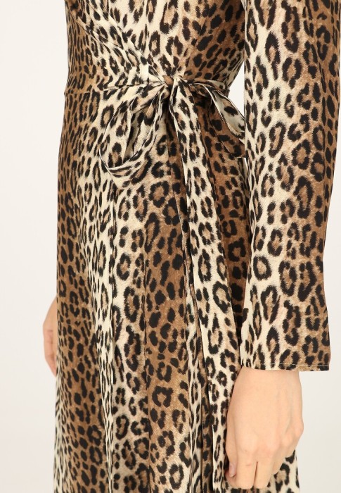 Товар коричневого цвета с внутренней стороны