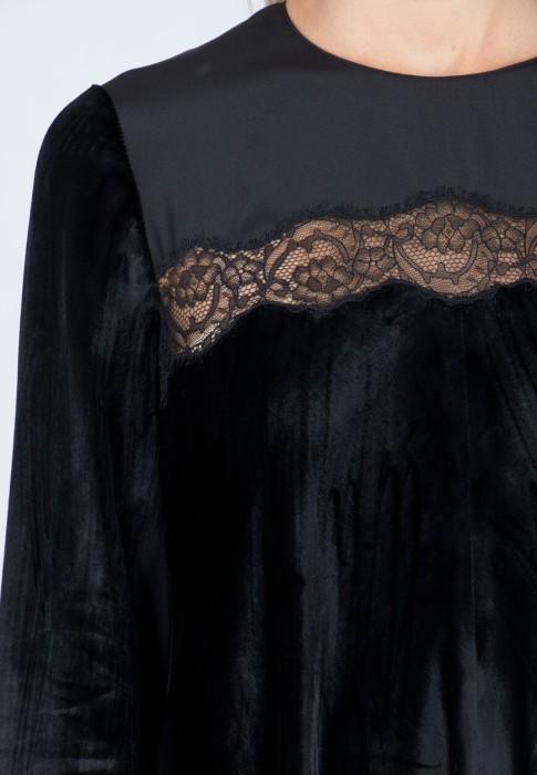 Товар черного цвета с внутренней стороны