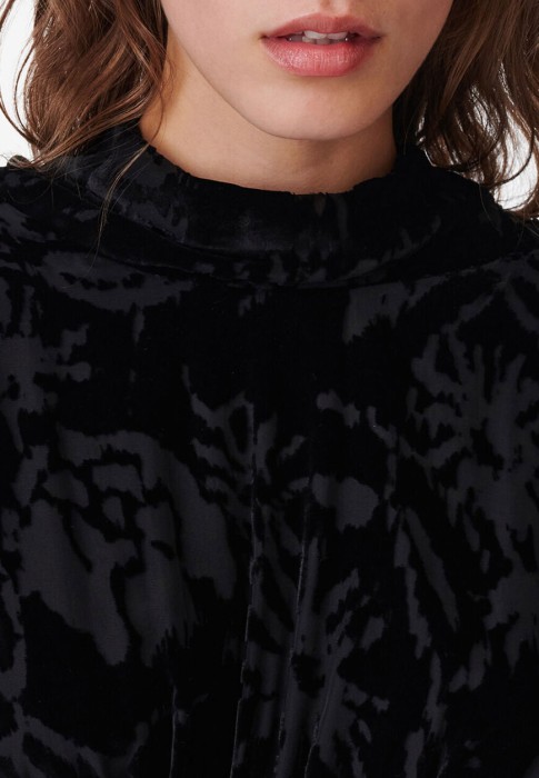 Товар черного цвета с внутренней стороны