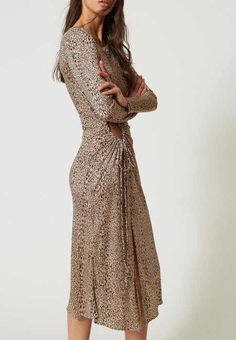 Товар коричневого цвета с внутренней стороны