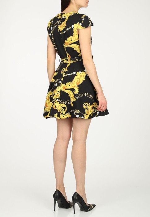 Товар черного цвета с внутренней стороны