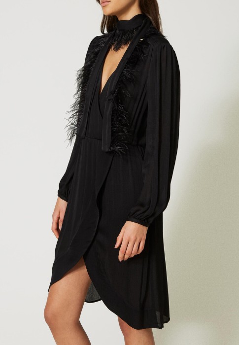 Товар черного цвета с внутренней стороны