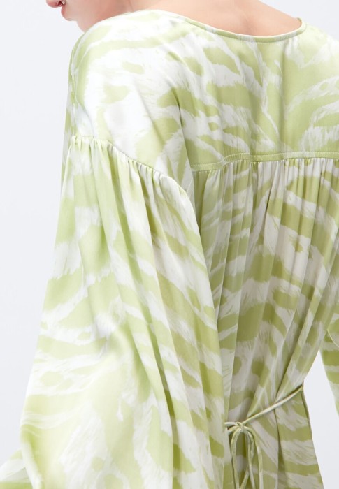 Товар зеленого цвета с внутренней стороны