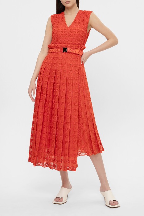 Товар красного цвета с внутренней стороны