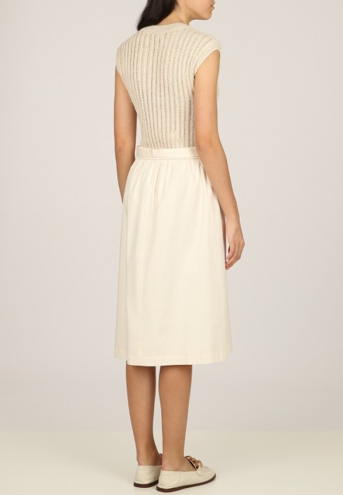 Товар бежевого цвета с внутренней стороны