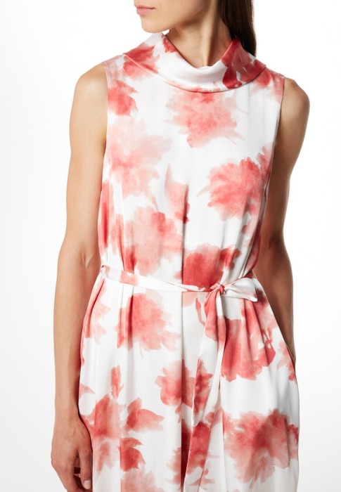 Товар красного цвета с внутренней стороны