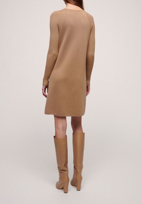 Товар бежевого цвета с внутренней стороны