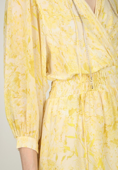 Товар желтого цвета с внутренней стороны