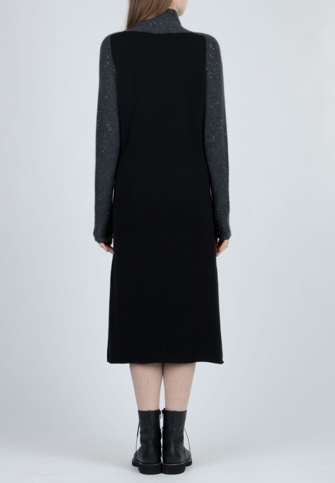 Товар черного цвета с внутренней стороны