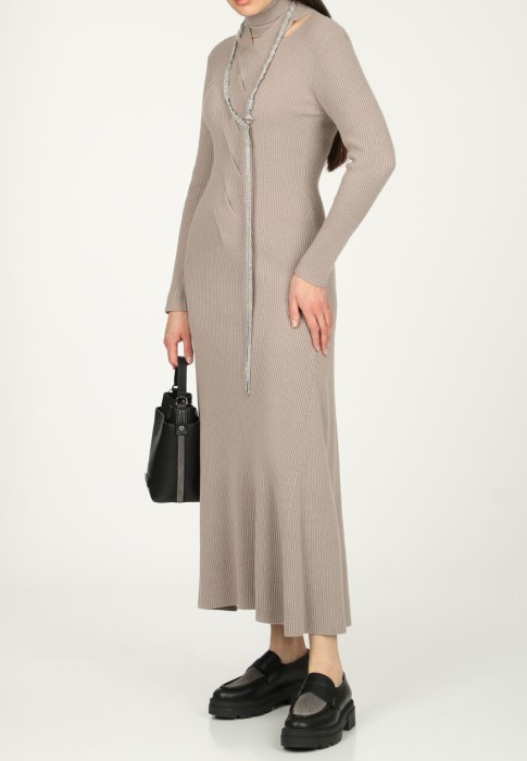 Товар бежевого цвета с внутренней стороны