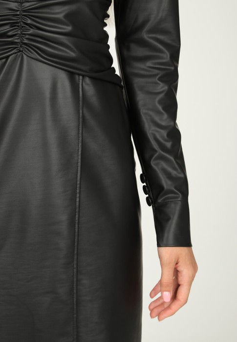 Товар черного цвета с внутренней стороны