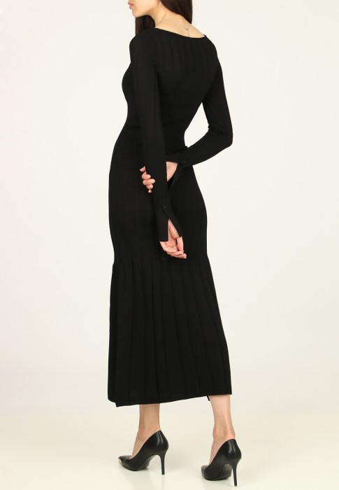 Товар черного цвета с внутренней стороны